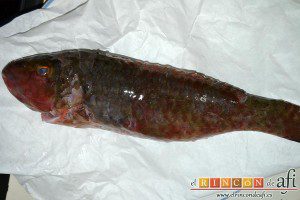 Vieja sancochada, pedimos al pescadero que nos limpie la vieja retirándole solamente la tripa y dejándola con las escamas
