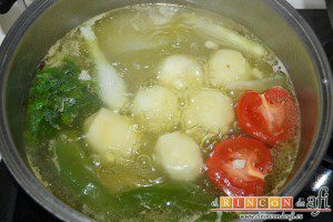 Vieja sancochada, comprobamos que las papas estén ligeramente tiernas pinchándolas con un tenedor