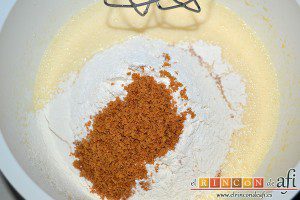 Bizcocho de cerezas con queso marcarpone, añadimos la nata y seguimos batiendo. Mezclamos la harina con la sal y la levadura y las añadimos tamizadas e incorporamos también las galletas de speculoos trituradas