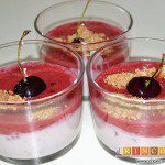 Cerezas y ciruelas con crema de yogur y queso fresco