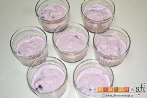 Cerezas y ciruelas con crema de yogur y queso fresco, verter la preparación en los vasitos que vamos a usar