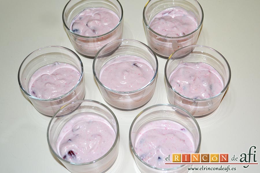 Cerezas y ciruelas con crema de yogur y queso fresco, verter la preparación en los vasitos que vamos a usar