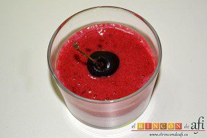 Cerezas y ciruelas con crema de yogur y queso fresco, repartir sobre los vasos de yogur y queso poniendo en el centro cada una de las cerezas reservadas para decorar