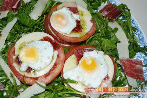 Ensalada de rúcula, tomate, queso gorgonzola, jamón y huevos de codorniz, sugerencia de presentación