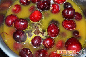 Filetes de ternera rebozados con salsa de cerezas, los añadimos al cazo con las cerezas