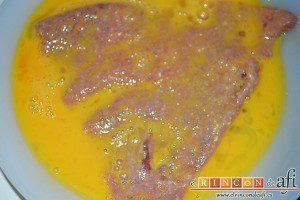 Filetes de ternera rebozados con salsa de cerezas, pasamos los filetes enharinados por el huevo batido