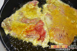 Filetes de ternera rebozados con salsa de cerezas, los ponemos a freír en una sartén con abundante aceite de oliva caliente