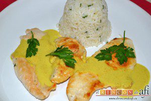 Pechuga de pollo con salsa de curry y timbal de arroz, sugerencia de presentación