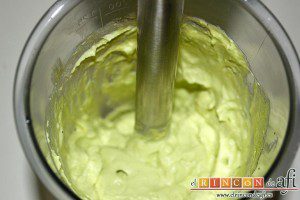 Queso crema de aguacate, trituramos con la minipimer