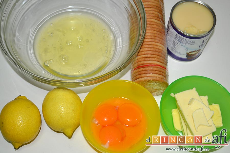Tarta soufflé de limón con base de galletas, preparamos los ingredientes separando las claras de las yemas de los huevos