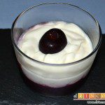 Vasitos de mascarpone con culís de cerezas