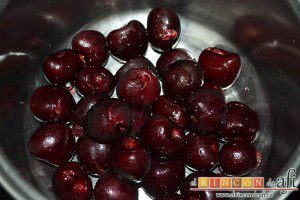 Vasitos de mascarpone con culís de cerezas, para hacer el culís de cerezas las ponemos en un cazo al fuego