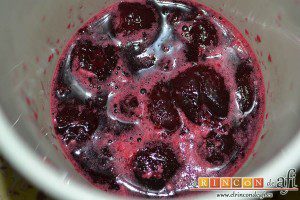Vasitos de mascarpone con culís de cerezas, añadimos el zumo de medio limón