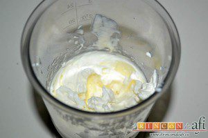 Vasitos de mascarpone con culís de cerezas, colocamos la nata en el vaso de la batidora