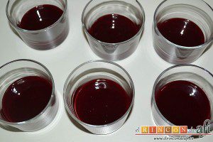 Vasitos de mascarpone con culís de cerezas, colocamos en cada uno de los vasitos el puré de cerezas
