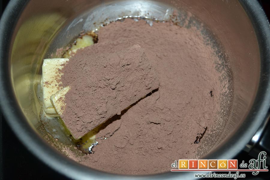 Brownie de nueces pecanas, en un cazo introducimos la mantequilla y cuando empiece a derretir añadimos el cacao en polvo