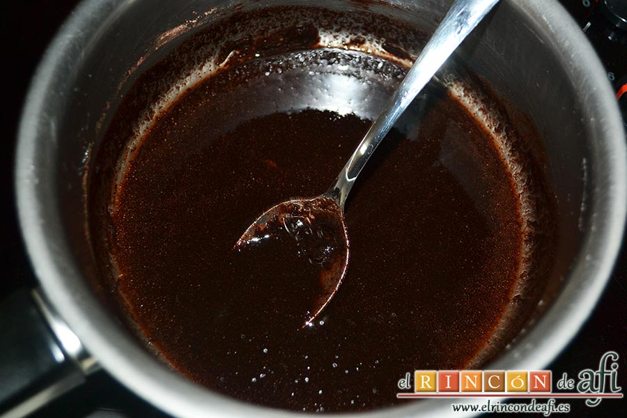 Brownie de nueces pecanas, removemos bien hasta que se integre la mantequilla con el cacao