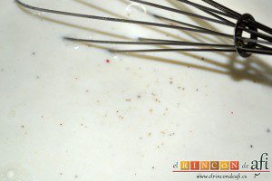 Coliflor gratinada, le añadimos la leche bien caliente, toda de golpe y seguimos moviendo con las varillas añadiéndole una pizca de sal, nuez moscada y pimientas molidas. Seguimos batiendo hasta conseguir una bechamel espesa pero no en exceso