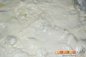 Coliflor gratinada, la volcamos en una fuente de horno cubriéndola con la bechamel