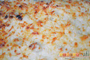 Coliflor gratinada, la metemos en el horno precalentado a 180ºC con la función gratinadora activada hasta que esté dorada