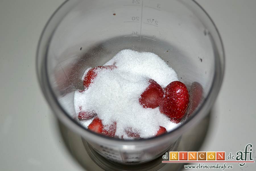Cuajada de fresas, en un vaso de minipimer colocamos la tercera parte de las fresas con el azúcar