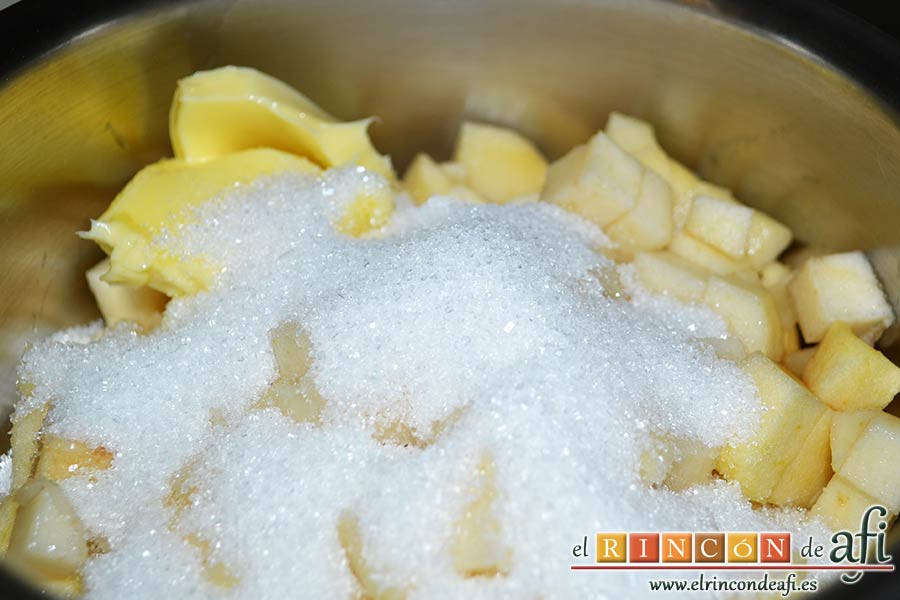 Saquitos de pera y manzana, añadimos los 40 gramos de mantequilla y el azúcar, lo dejamos cocer, removiendo de vez en cuando con una cuchara de madera durante unos 15 minutos para formar una compota de pera y manzana