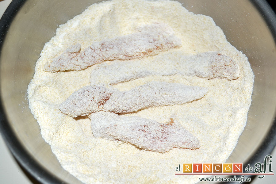 Tiritas de pechuga de pollo empanadas, pasar las tiras por el huevo, la harina y el pan