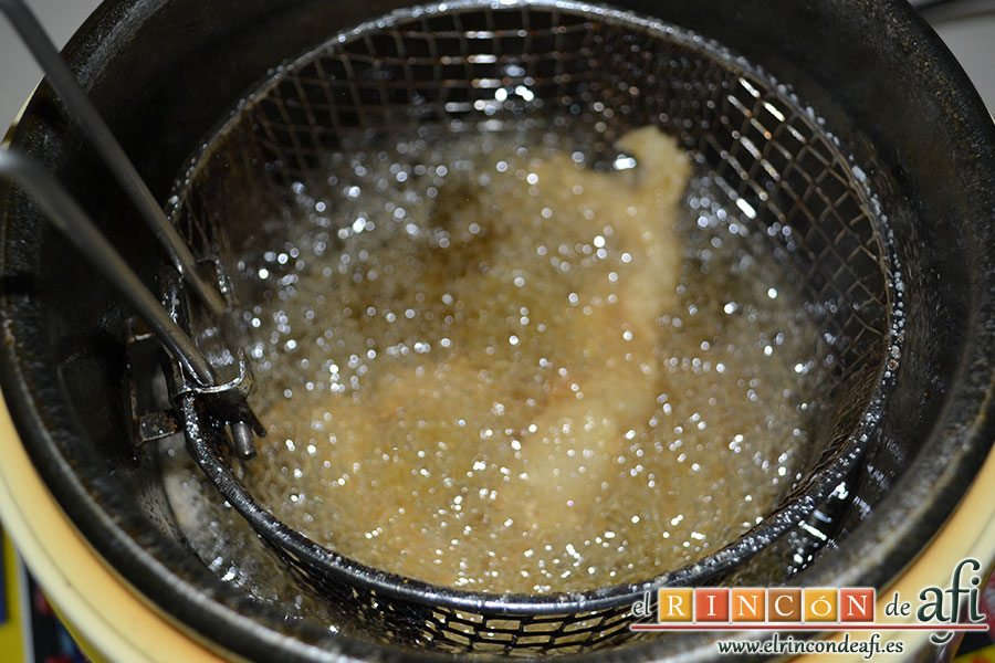 Tiritas de pechuga de pollo empanadas, freír en abundante aceite