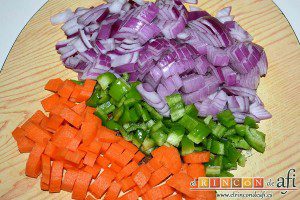 Codillo con salsa de cerveza y batata frita en láminas, picar la cebolla, la zanahoria y el pimiento verde en trocitos