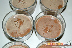 Panacota de chocolate, servir en los moldes individuales y enfriar