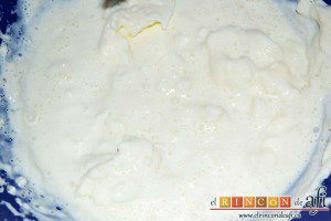 Semifrío de queso crema y Nocilla, añadir la gelatina a la nata