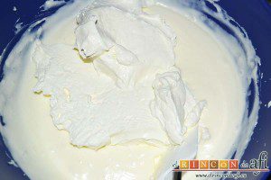Semifrío de queso crema y Nocilla, añadimos la mezcla al queso crema