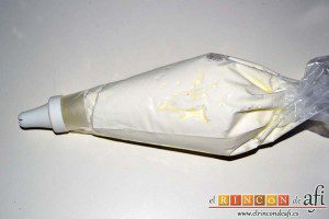 Semifrío de queso crema y Nocilla, también se puede decorar con nata montada en manga pastelera con boquilla rizada