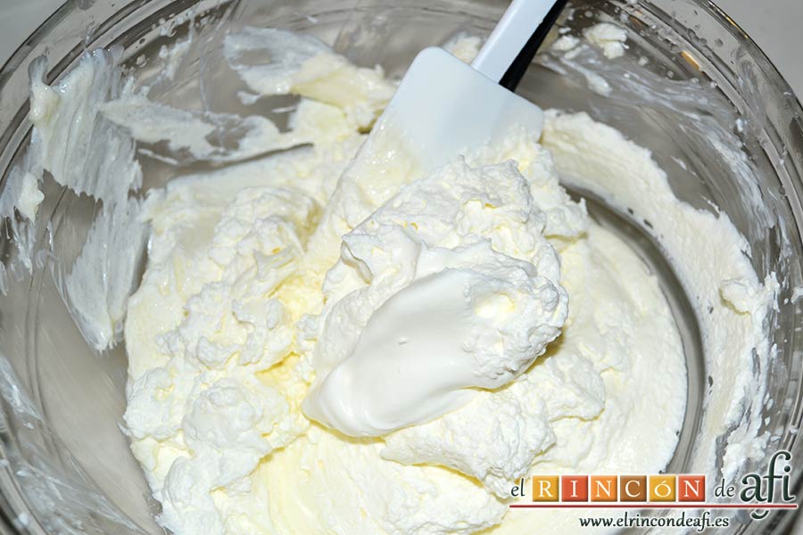 Tarta de queso con fruta fresca, incorporar la nata al queso crema con movimientos envolventes