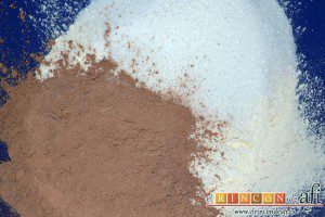 Bizcocho de chocolate esponjoso, en un bol ponemos la harina tamizada, el cacao, el bicarbonato y el azúcar