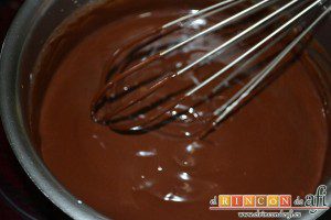 Bizcocho de chocolate esponjoso, remover bien hasta que el chocolate quede totalmente fundido