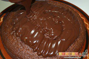 Bizcocho de chocolate esponjoso, cubrir el bizcocho con la ganache