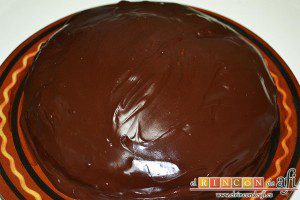 Bizcocho de chocolate esponjoso, cubrirlo bien