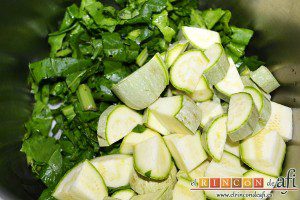 Crema de verduras con curry, añadir las espinacas cortadas y los calabacines troceados