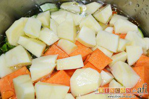 Crema de verduras con curry, añadir las papas troceadas y cubrir de agua
