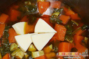 Crema de verduras con curry, dejar que cueza y añadir las porciones de queso