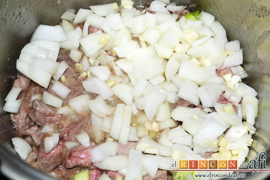 Guiso de ternera con verduras y garbanzos, lo metemos en la olla cuando la carne esté sellada
