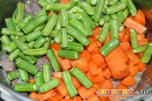 Guiso de ternera con verduras y garbanzos, añadimos las zanahorias y las habichuelas troceadas