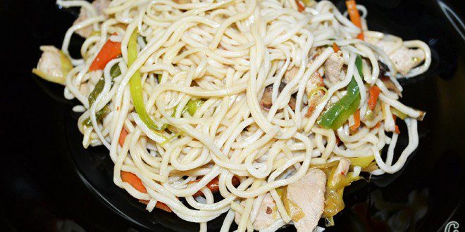 Noodles con lomo de cerdo, verduras y champiñones salteados al wok