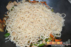 Noodles con lomo de cerdo, verduras y champiñones salteados al wok, escurrir bien los noodles y añadirlos
