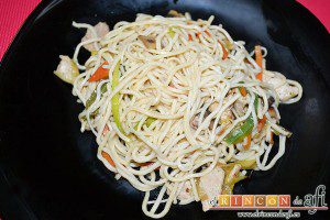 Noodles con lomo de cerdo, verduras y champiñones salteados al wok, sugerencia de presentación