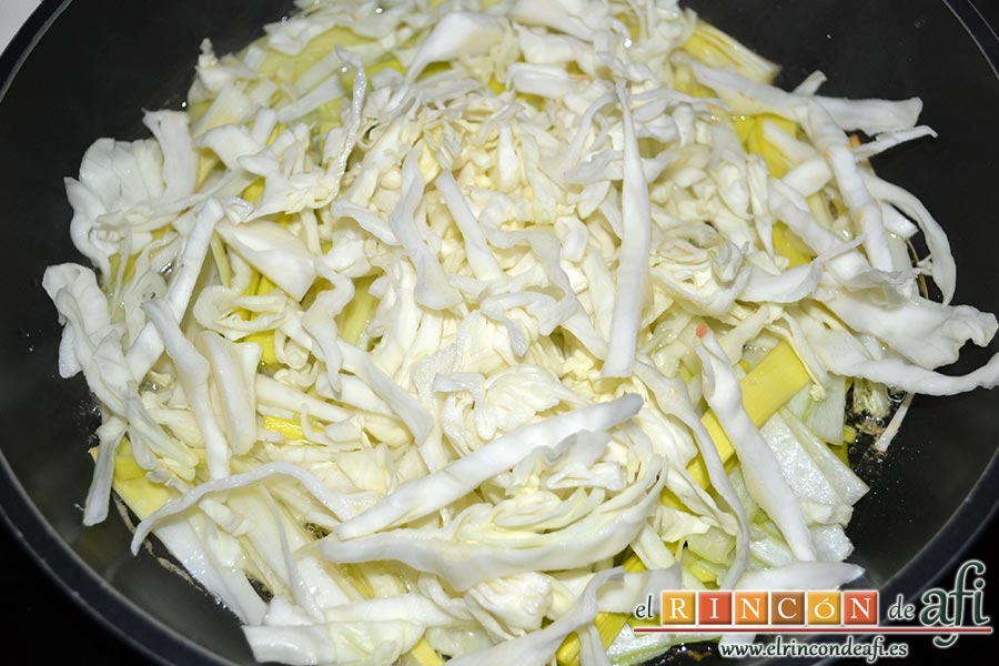 Pollo con verduras y salsa teriyaki, añadir la col cortada en tiras