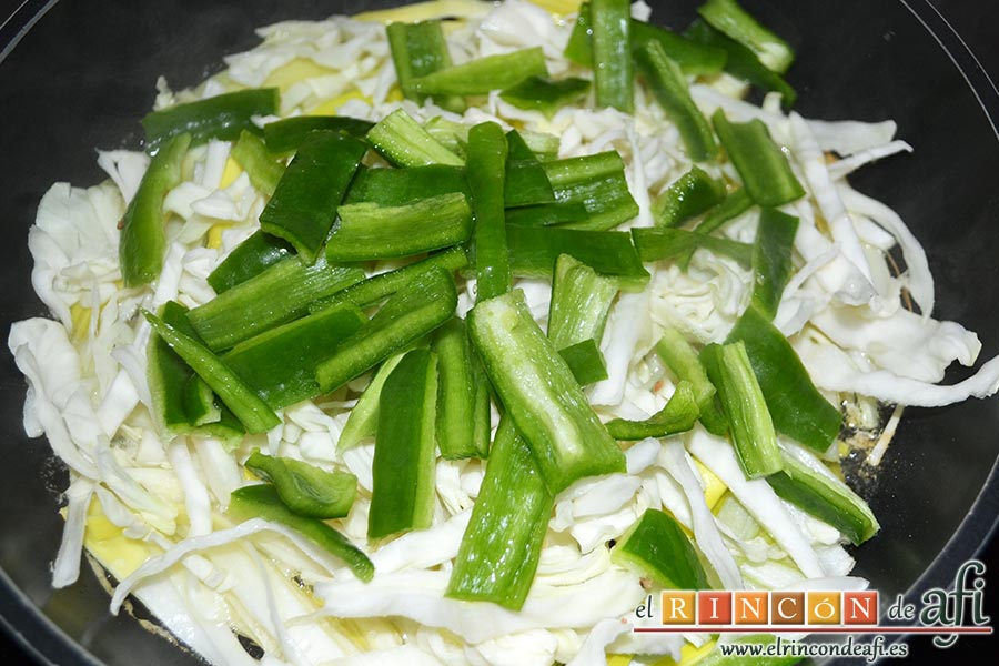 Pollo con verduras y salsa teriyaki, añadir el pimiento cortado en trozos