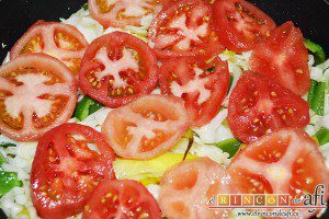 Pollo con verduras y salsa teriyaki, pelar los tomates, cortar en rodajas y colocarlos por encima