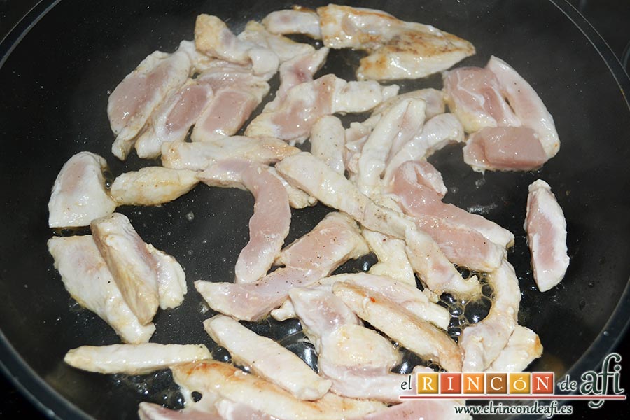 Pollo con verduras y salsa teriyaki, cortar el pollo en tiritas, salpimentar y poner en una sartén con un poco de aceite